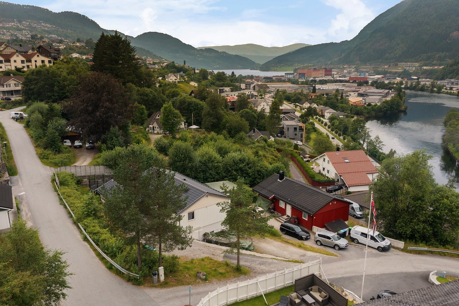 Frå eigedomen er det kort gangavstand til skule, barnehage og sentrum Galleribilde