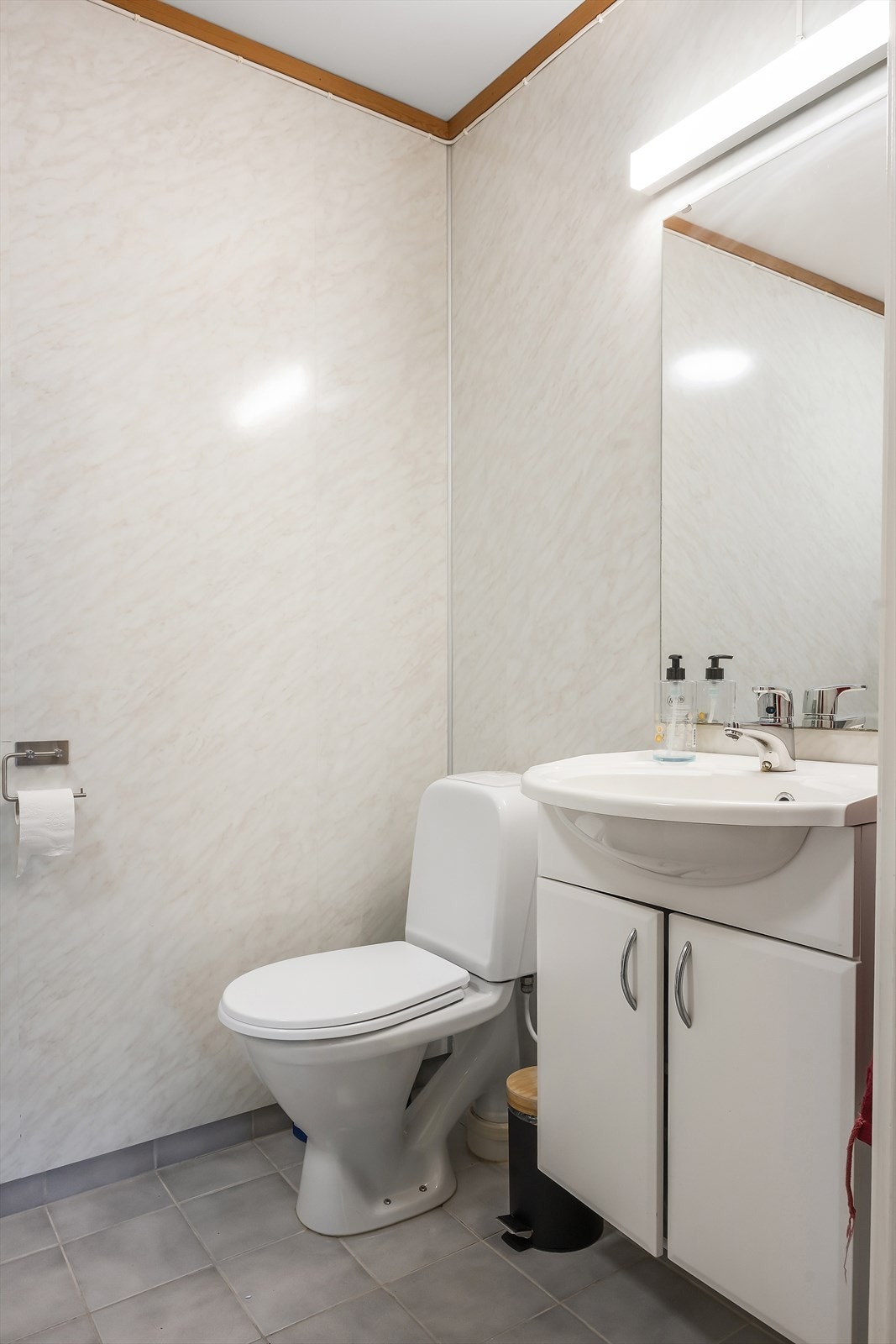 Badet i sokkelleilegheita har våtromspanel på veggane og flis på golvet. Galleribilde