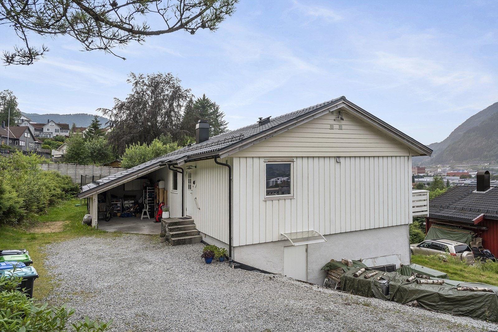 Eigedomen har carport og gode parkeringsmoglegheiter på eigen tomt. Galleribilde