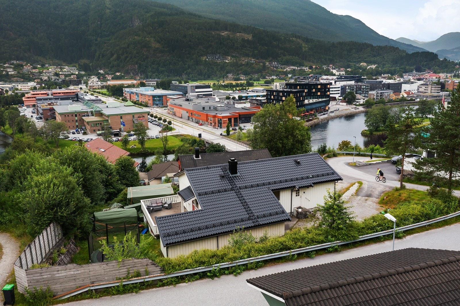 Velkommen til Kleivane 7! Frå eigedomen er det utsikt over delar av Førde. Galleribilde