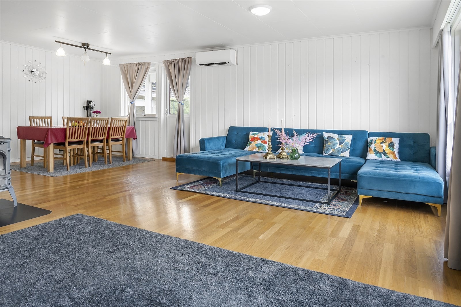Stova har god plass til både sofagruppe og spisebord. Galleribilde