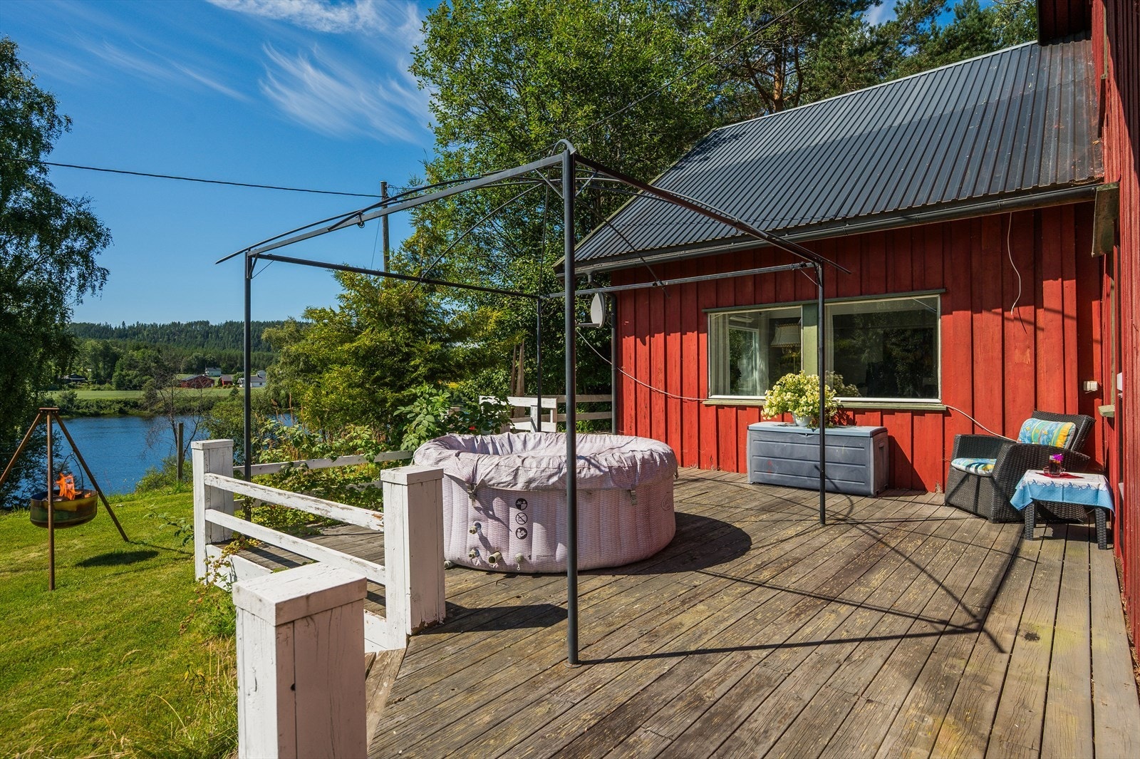 Fra spisestuen er det utgang til stor og solrik terrasse på ca. 69m². Galleribilde