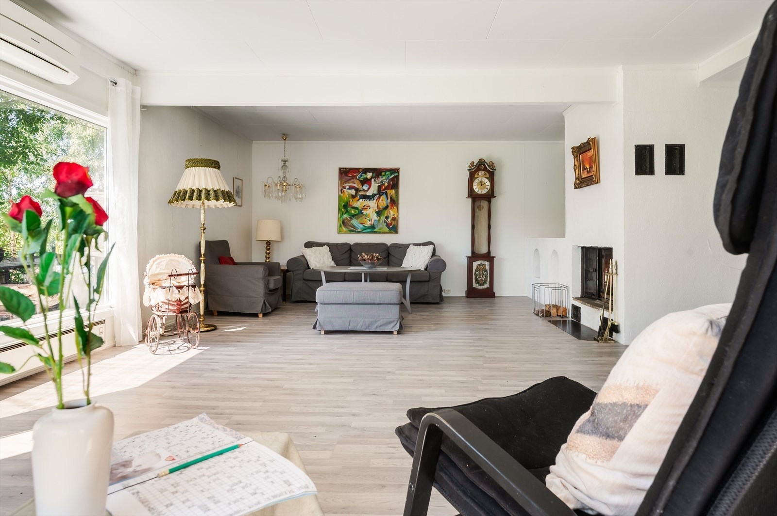 Stuen er romslig og kan enkelt innredes med ulike soner og flere sittegrupper. Galleribilde