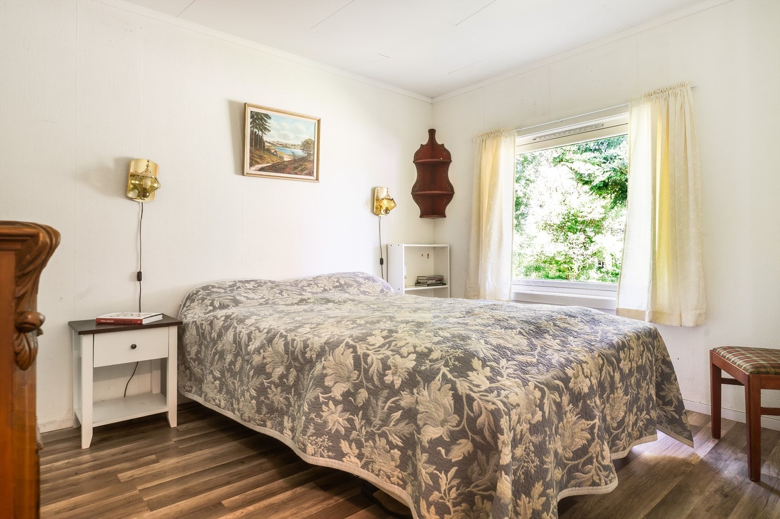 Soverom 1 ligger i boligens 1. etasje og er i dag innredet som et hovedsoverom. Galleribilde