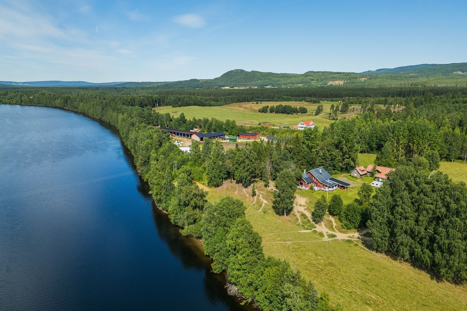 Beliggenheten helt inntil Glomma gir gode bade- og fiskemuligheter. Det er også kort vei til populære Løkenstranda hvor det yrer av liv på sommerstid. Galleribilde