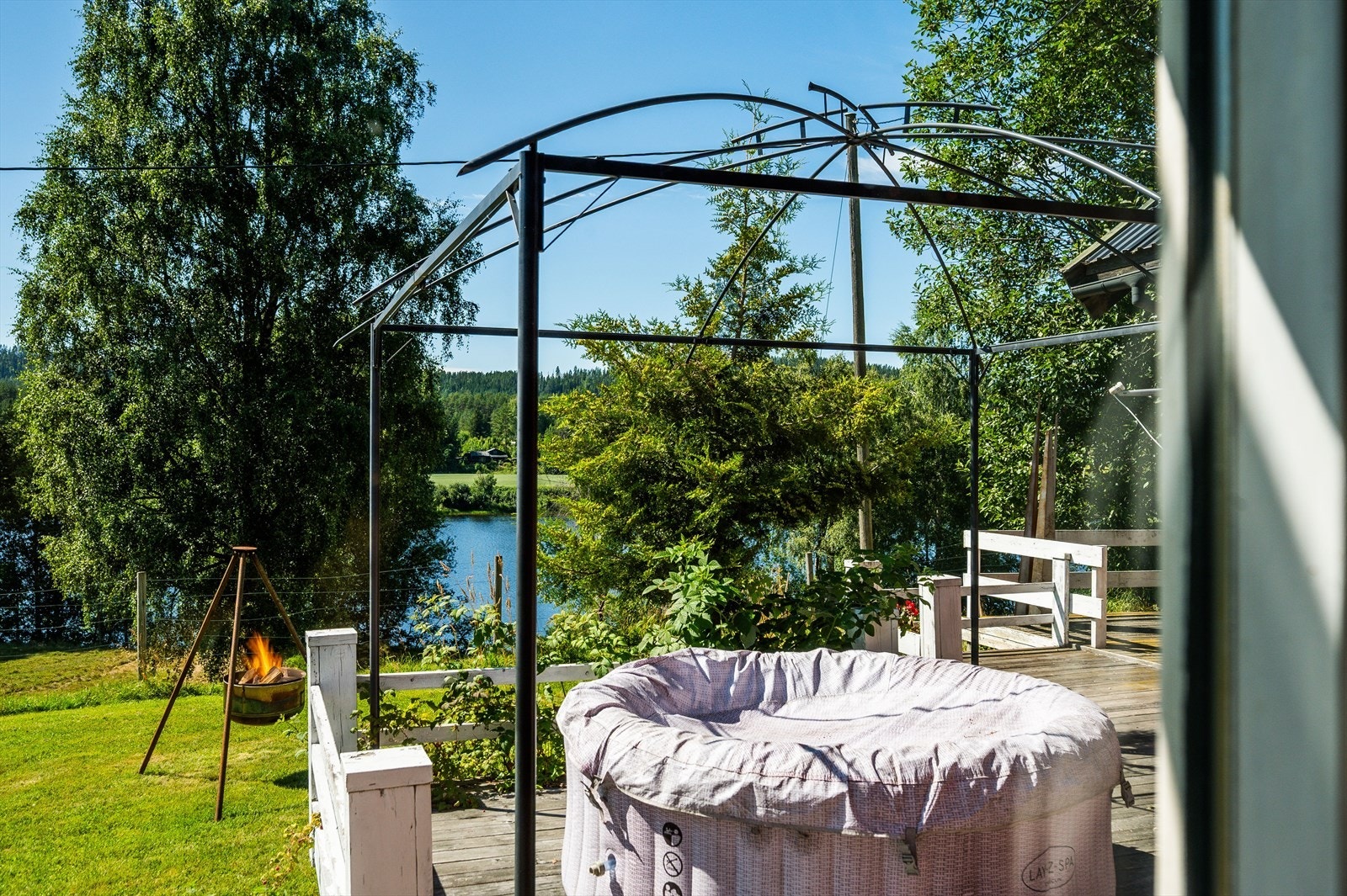 Terrassen vender mot både syd og vest som sørger for gode solforhold. De naturskjønne omgivelsene med utsikt mot Glomma gjør at du enkelt finner roen! Galleribilde