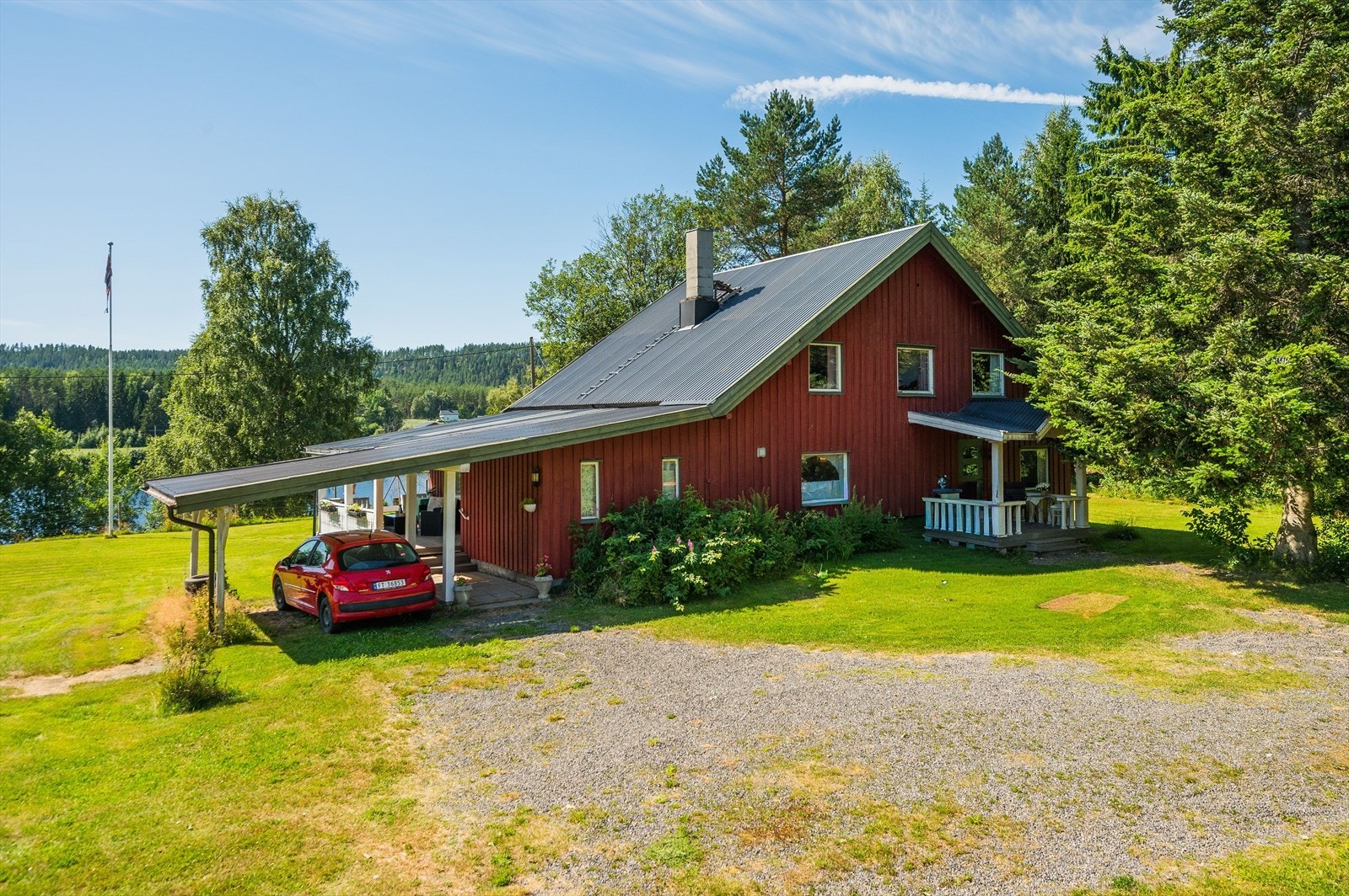 Boligen har inntilbygget carport på ca. 14m² (ikke beregningsmessig areal). Galleribilde