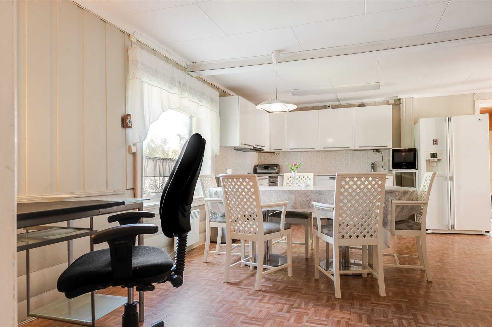 Stort og lyst kjøkken med spiseplass. Galleribilde