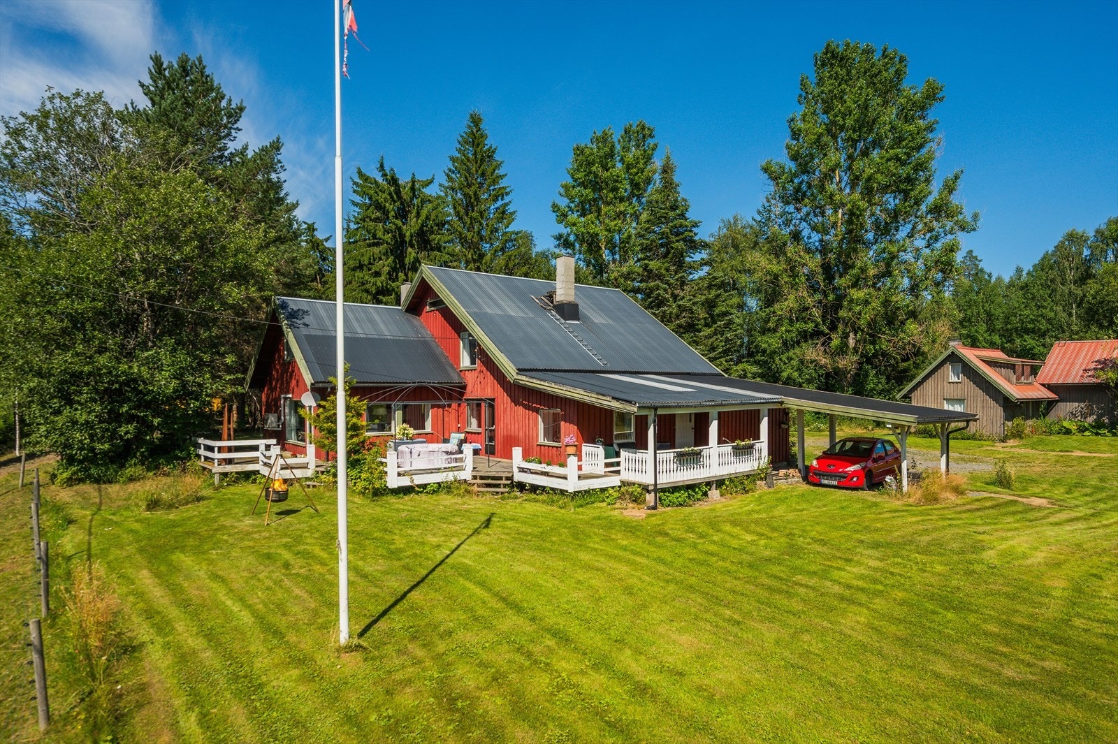 Småbruket "Hornberg" er bebygd med en enebolig fra 1906, et tidligere bryggerhus som ble ombygget og innredet til gjestehus i ca. 1975, samt en stor låve fra ukjent årstall. Galleribilde