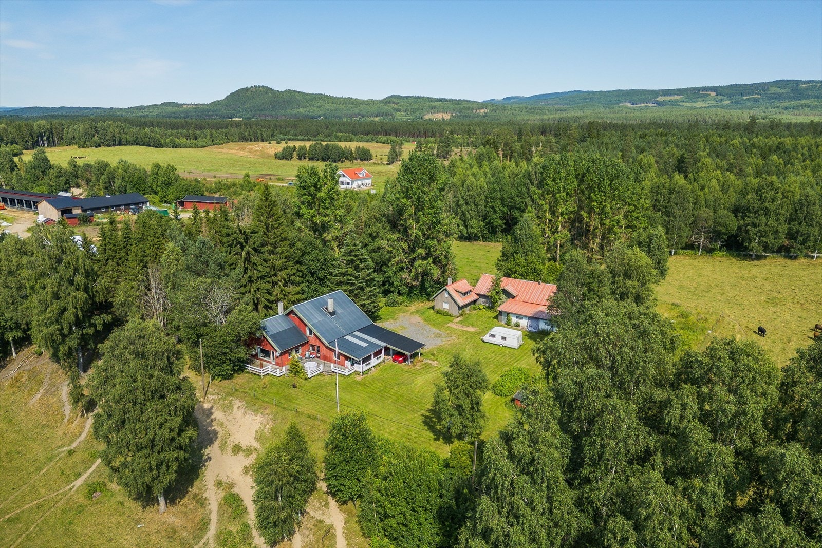 Eiendommen ligger på Jømna i Elverum kommune. Her bor du landlig og rolig i et skog- og landbruksområde med noe bebyggelse. Solrik beliggenheten med terrasse og hage mot syd. Galleribilde