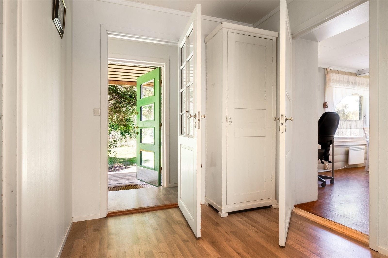 Når du entrer boligen, kommer du inn i et praktisk vindfang med videre adkomst til gang/trapperom. Galleribilde