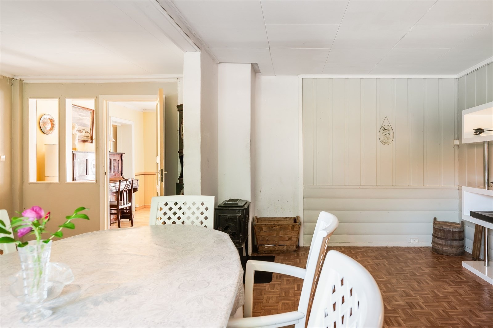 På kjøkkenet er det en sjarmerende vedovn som varmer godt. Galleribilde