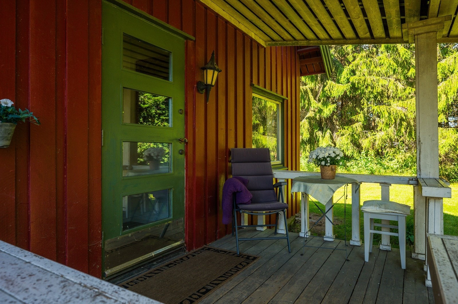Du ønskes velkommen inn via en overbygget terrasse på ca. 6m². Galleribilde