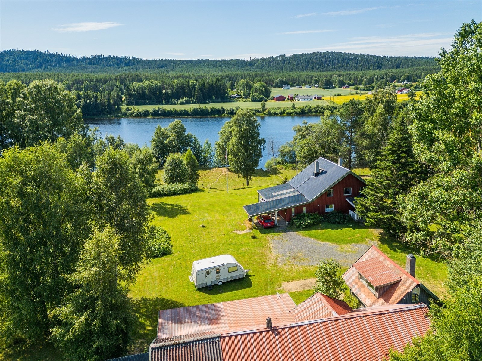 Et koselig småbruk på ca. 27,4 mål med idyllisk beliggenhet helt inntil Glomma. Galleribilde
