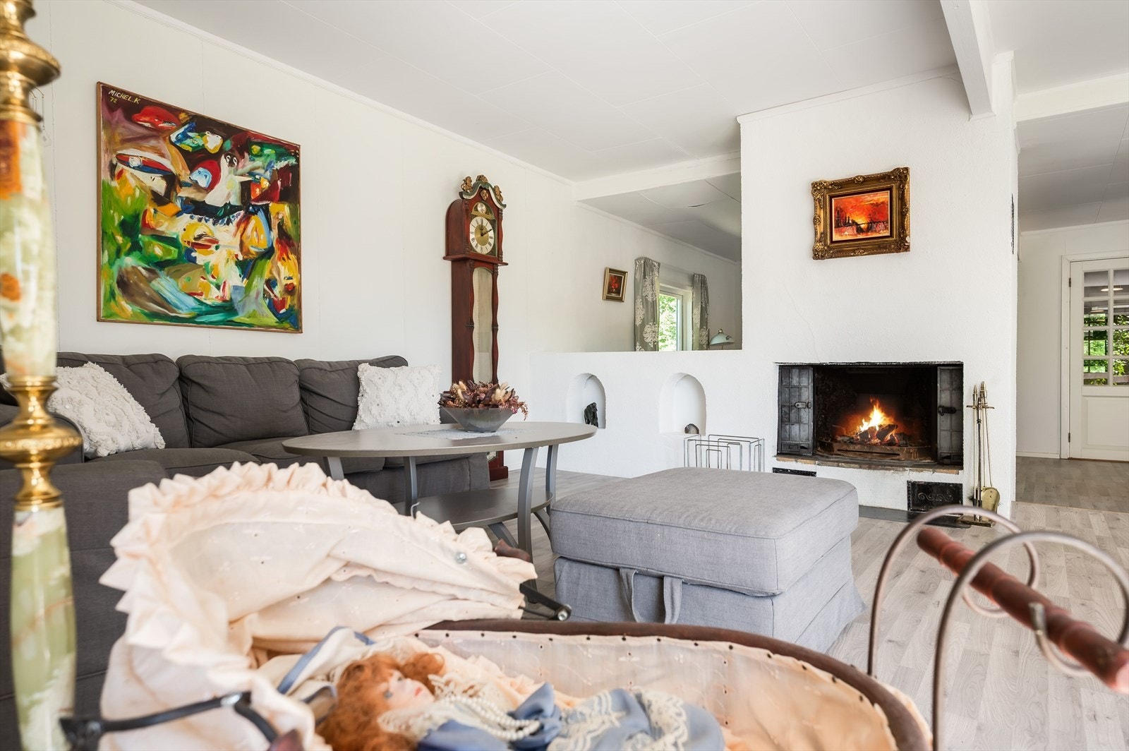 Som et fint midtpunkt i stuen er det en koselig peis som bidrar til ekstra hygge. Galleribilde