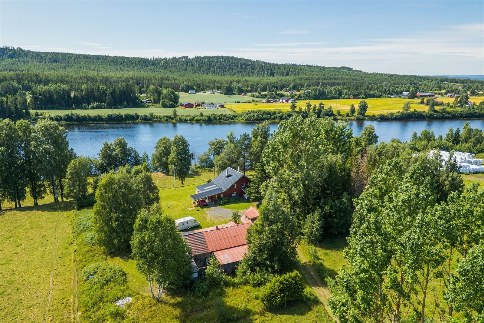 Fra boligen er det kun en kort kjøretur til et flott idrettsanlegg i Heradsbygd, som har en rekke aktiviteter for barn og unge. Jømna/Heradsbygd er kjent for å være et godt drevet idrettslag innenfor med fotball, friidrett, sykkel eller langrenn. Galleribilde