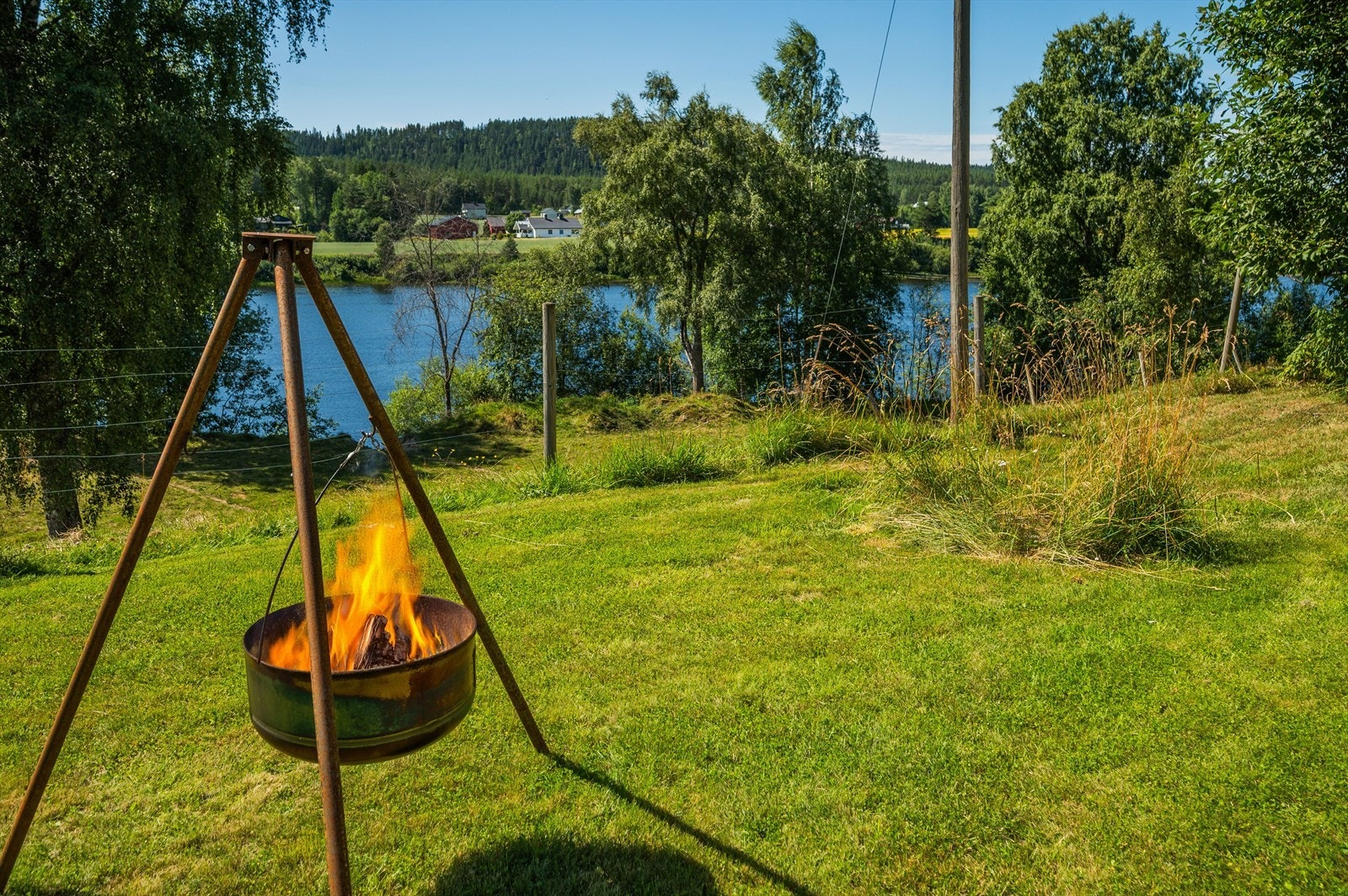 Hagen er opparbeidet med plen og diverse beplanting. Dette er uten tvil en fin plass for lange og late sommerdager! Galleribilde