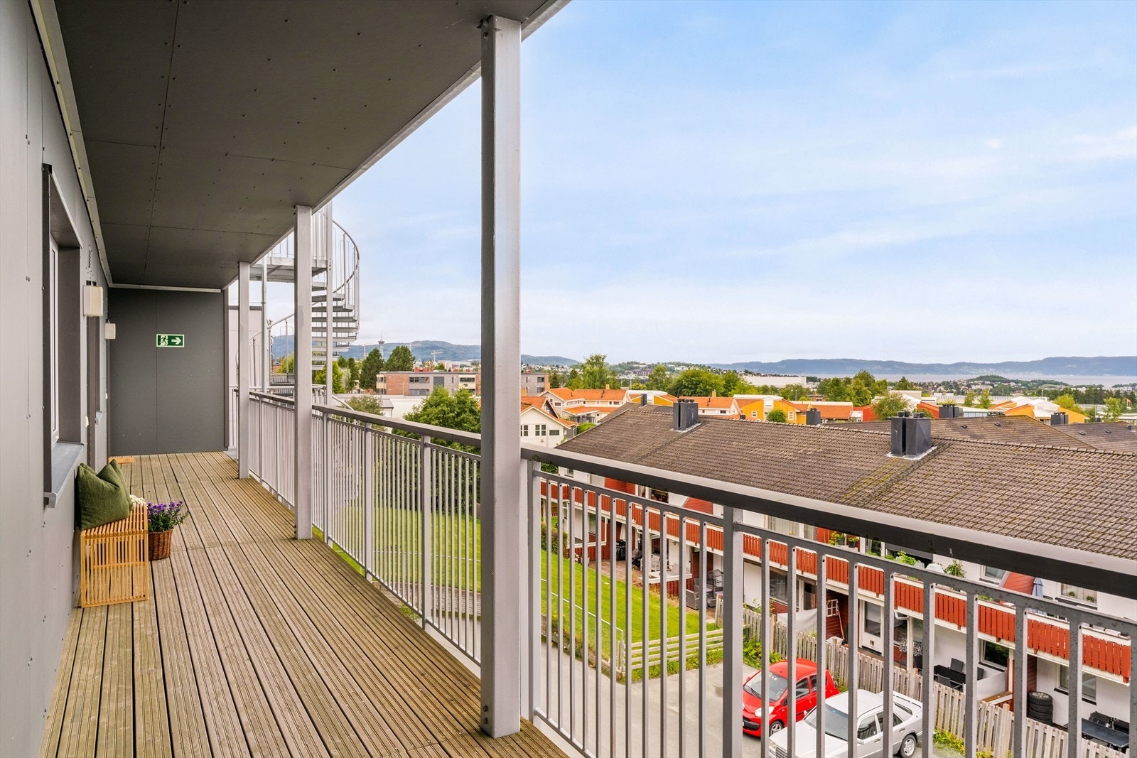 Enkel adkomst til leiligheten via heis og trappeløp opp til 3. etasje. Leiligheten har adkomst fra felles, overbygd svalgang. Det er god plass til å innrede med en liten sittegruppe ved inngangsdøren. Galleribilde