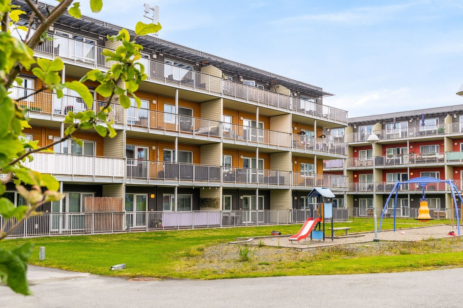 Leiligheten er del av Sameiet Charlottenlund Vest B4 og befinner seg i tredje etasje. Sameiet har pent opparbeidede fellesarealer med lekeplass like utenfor. Galleribilde