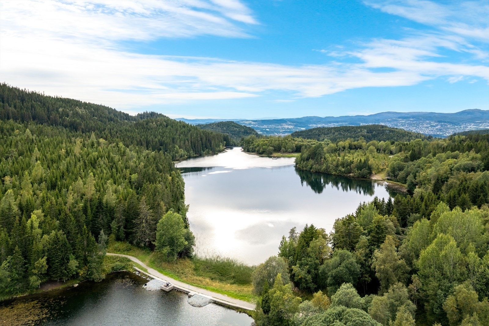 En gåtur oppover i terrenget fører deg rett til Estenstadmarka med et flott turterreng året rundt. Her finnes et godt opparbeidet løypenett, turstier og Estenstadhytta. Galleribilde