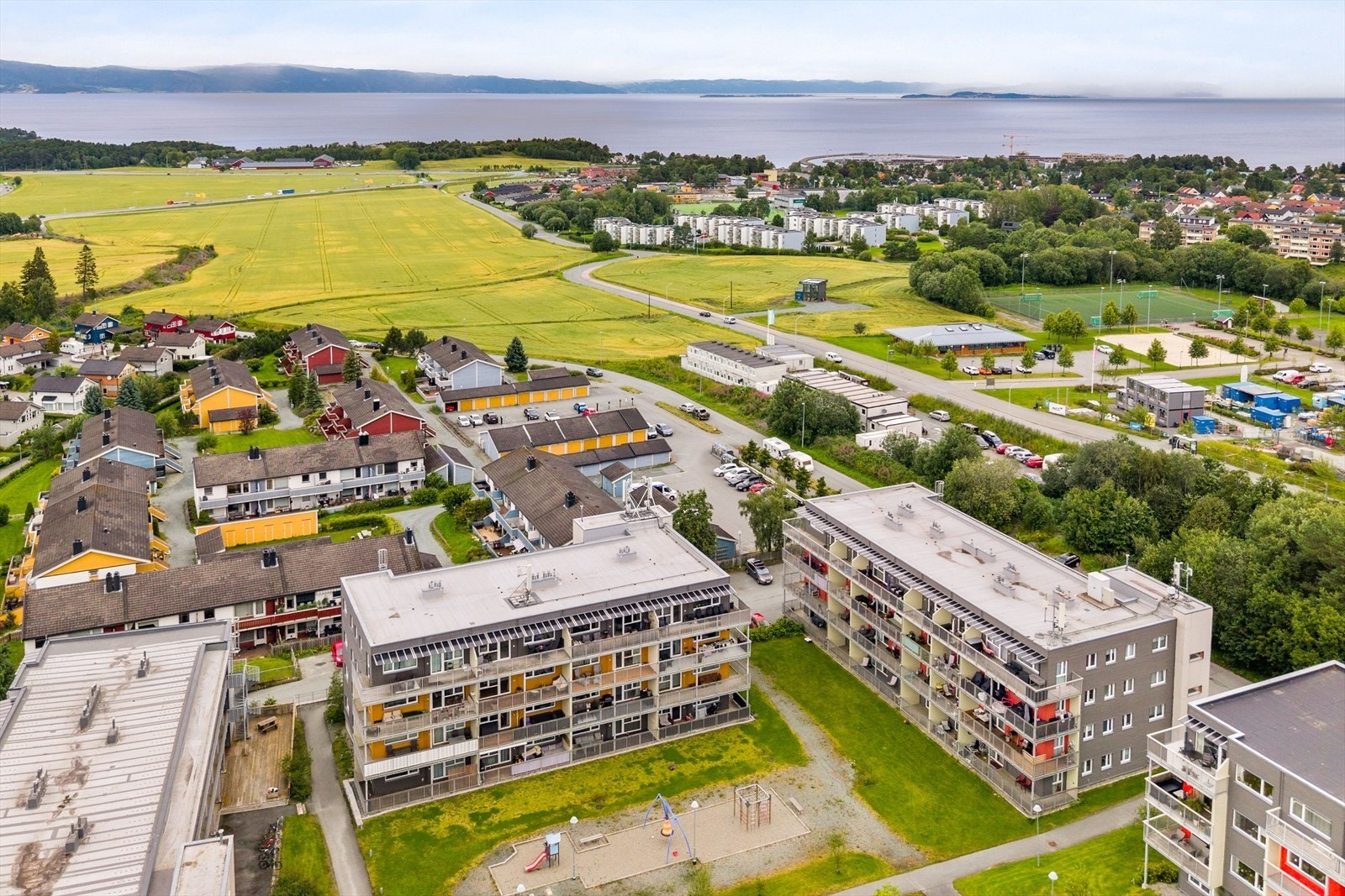Boligen ligger like utenfor sentrumskjernen, hvor det allikevel er gangavstand til alt man har behov for i det daglige. Kort avstand til skoler og barnehager og et upåklagelig utvalg av butikker og servicefunksjoner. Galleribilde