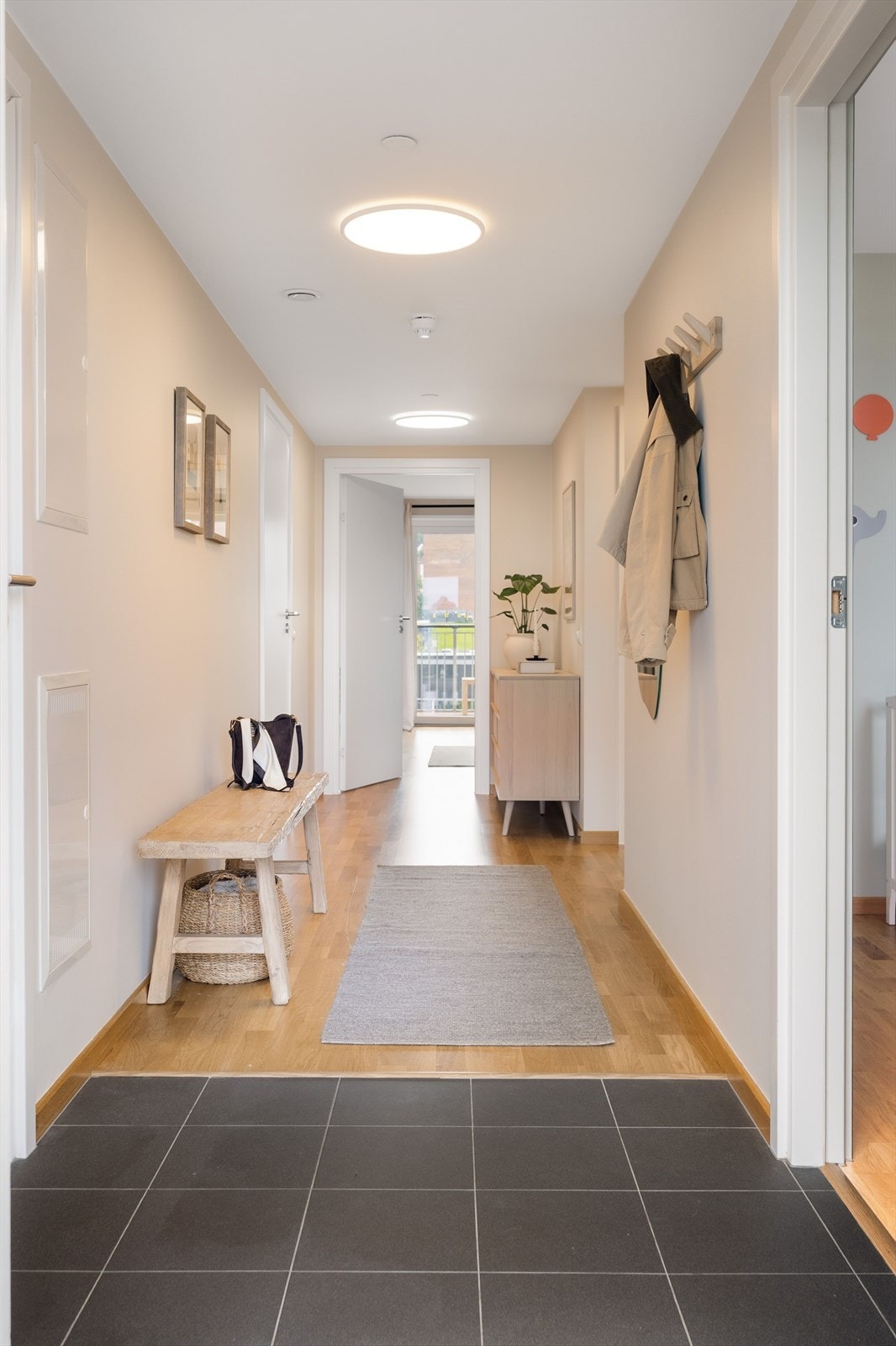 Herfra har man adkomst til leilighetens to soverom, bad, bod og videre inn til stue- og kjøkkenarealet. Galleribilde
