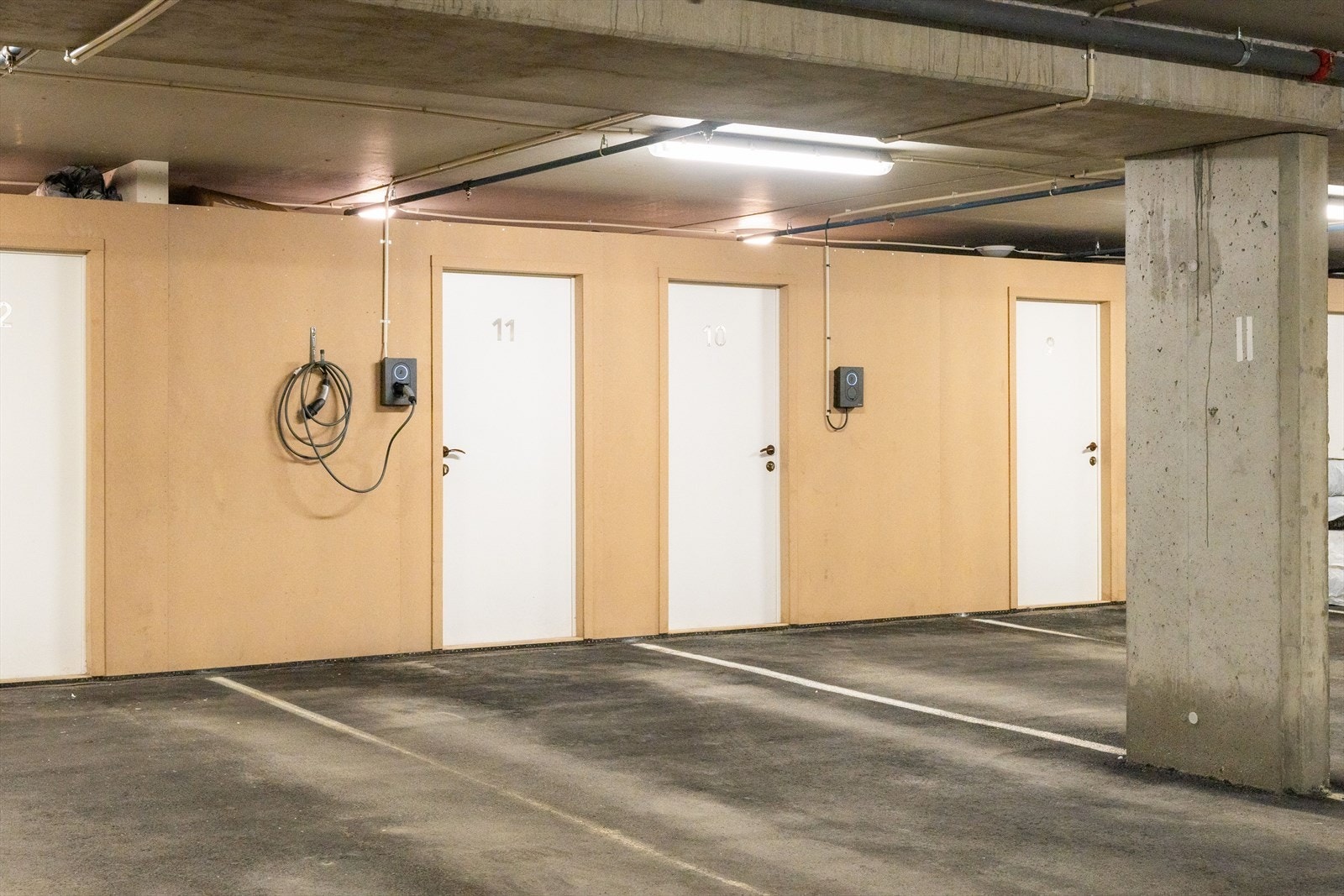 Med leiligheten følger en fast parkeringsplass i felles parkeringskjeller med elbillader installert. Tilhørende sportsbod i bakkant av p-plass som måler 5 kvm. Galleribilde