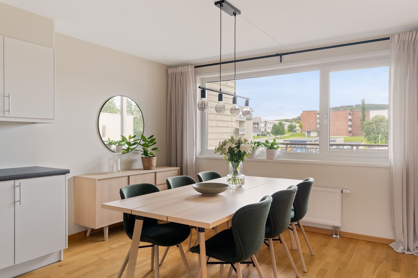 Ved kjøkkenet er det god plass til spisegruppe. Galleribilde