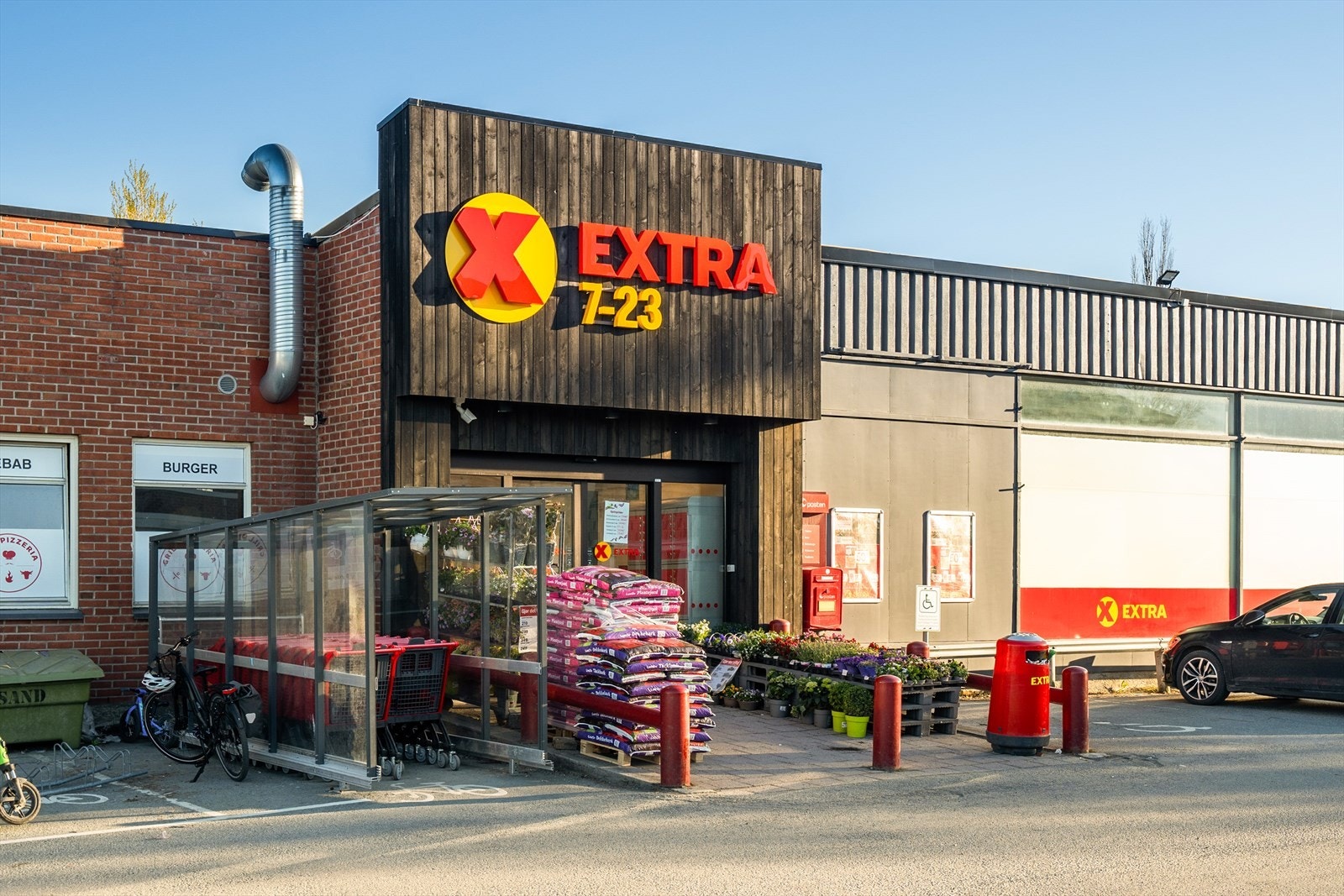 Ukeshandelen kan gjennomføres på Extra Charlottenlund eller Rema 1000, som begge ligger i gangavstand fra leiligheten. Galleribilde