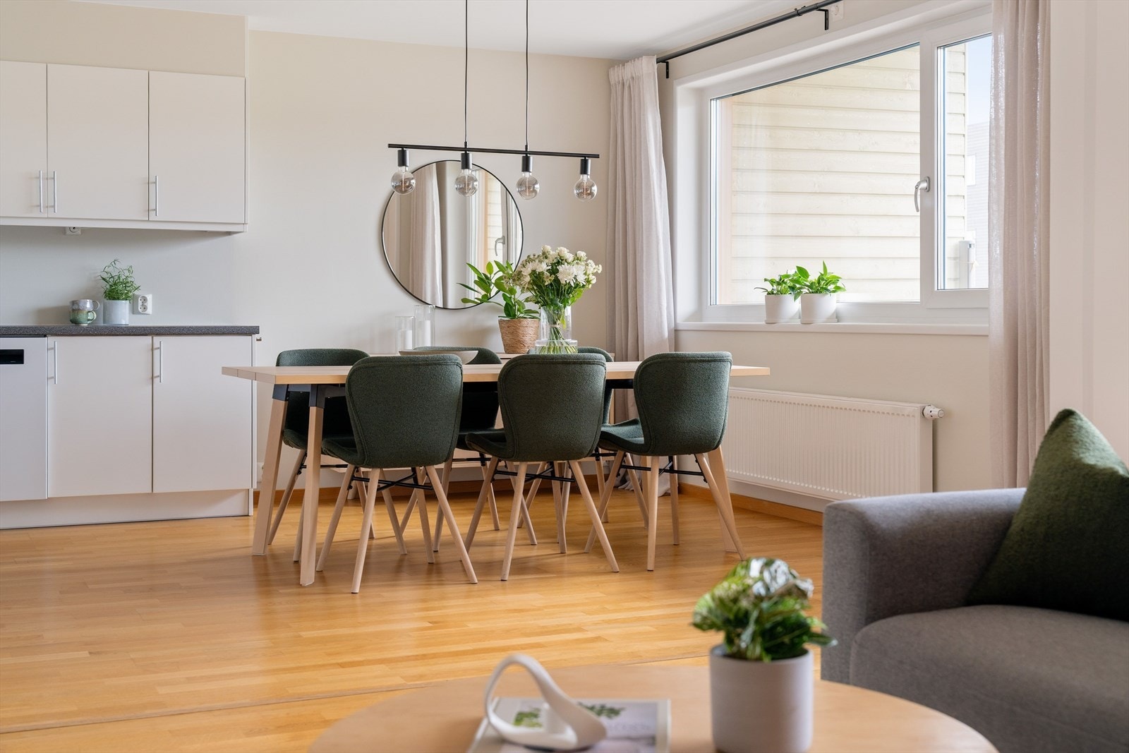 Planløsningen og rommets størrelse gjør det enkelt å møblere med sofagruppe i en del av rommet og spisebord i den andre. Galleribilde