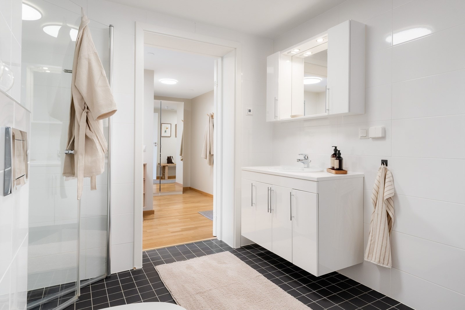 Fra gangen har du adkomst til badet, samt de to soverommene. Galleribilde
