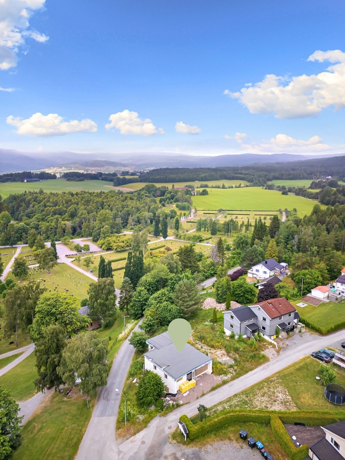 Skoger IL med flerbrukshall ved Skoger skole, med gangavstand fra eiendommen. Galleribilde
