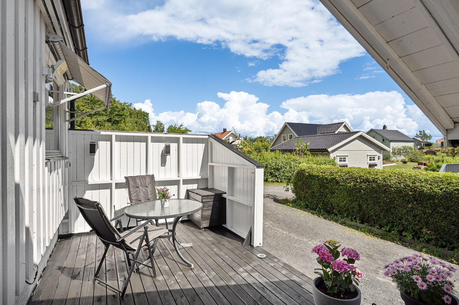 Ved inngangspartiet er det en terrasseplatting på 14 m² med plass til sittegruppe. Galleribilde