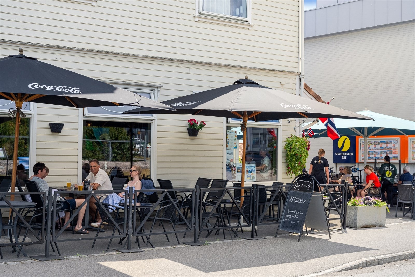 I Tofte sentrum finner du hyggelige møteplasser som Café Lasse. Galleribilde