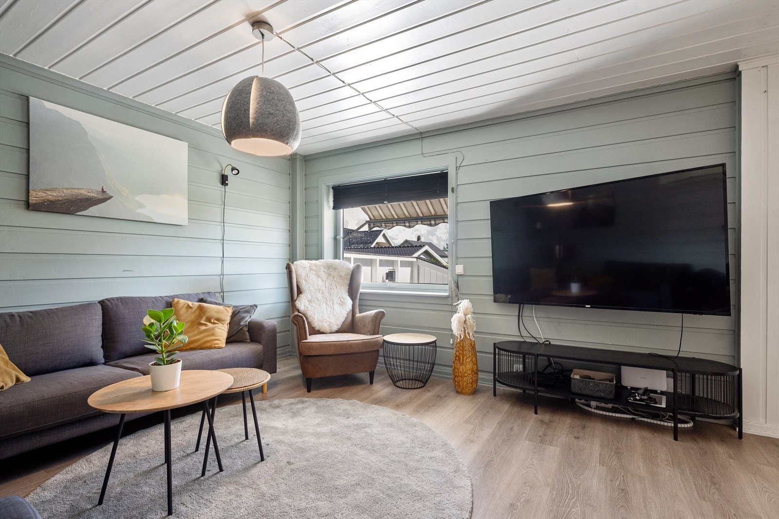 Videre inn har boligen en hyggelig stue, med plass for hjørnesofa, tvløsning og en lesekrok. Galleribilde