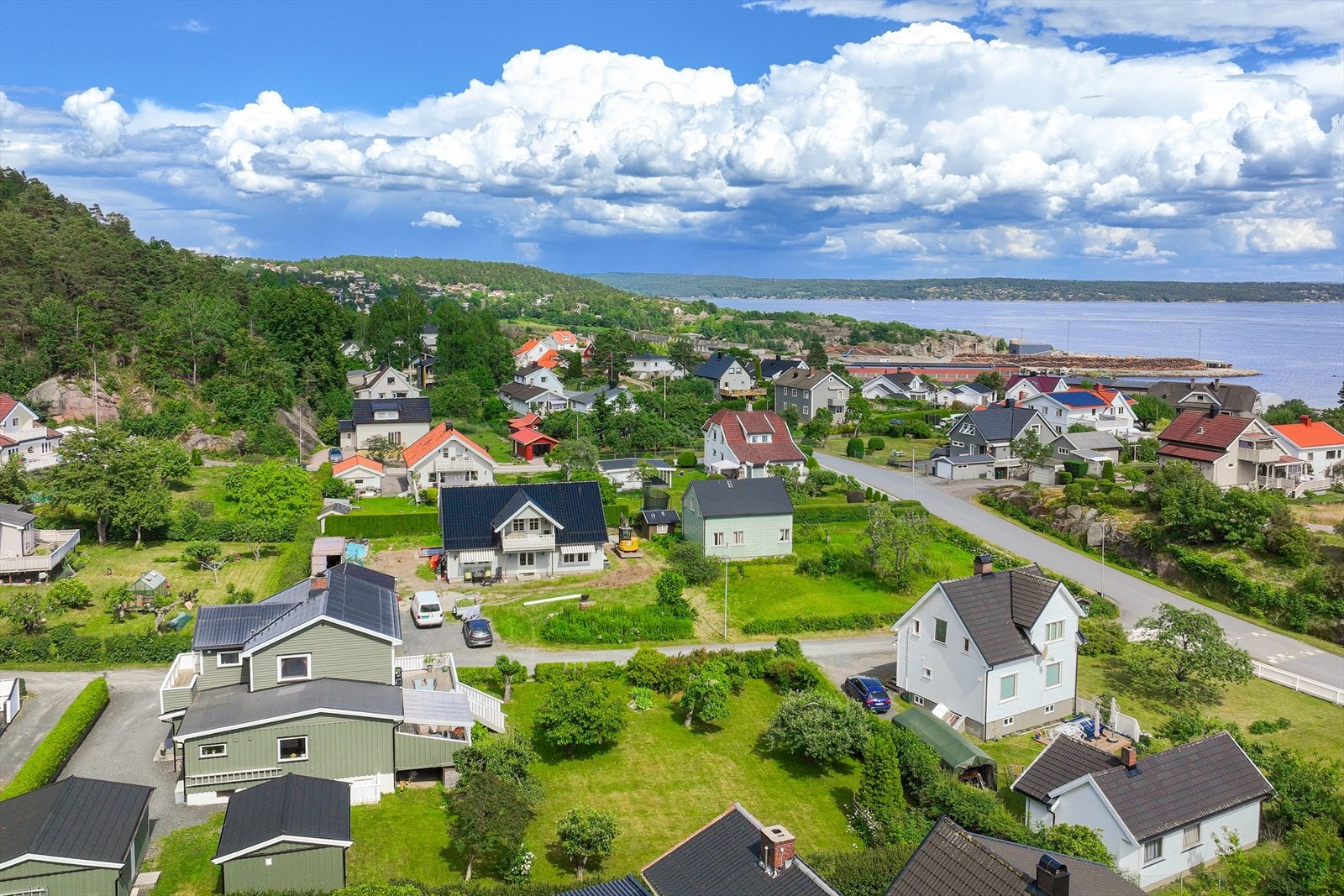 Området byr på en fin balanse mellom etablerte boligfelt og flotte friarealer. Galleribilde