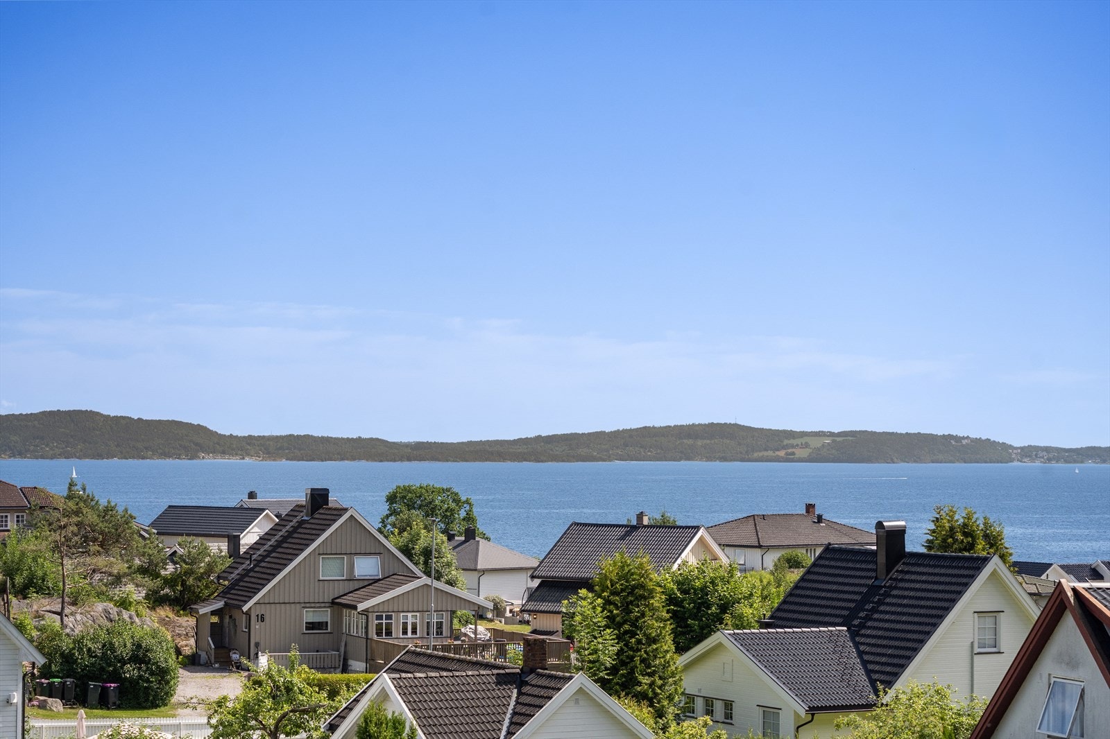 Utsikt over nærområdet og fjorden. Galleribilde