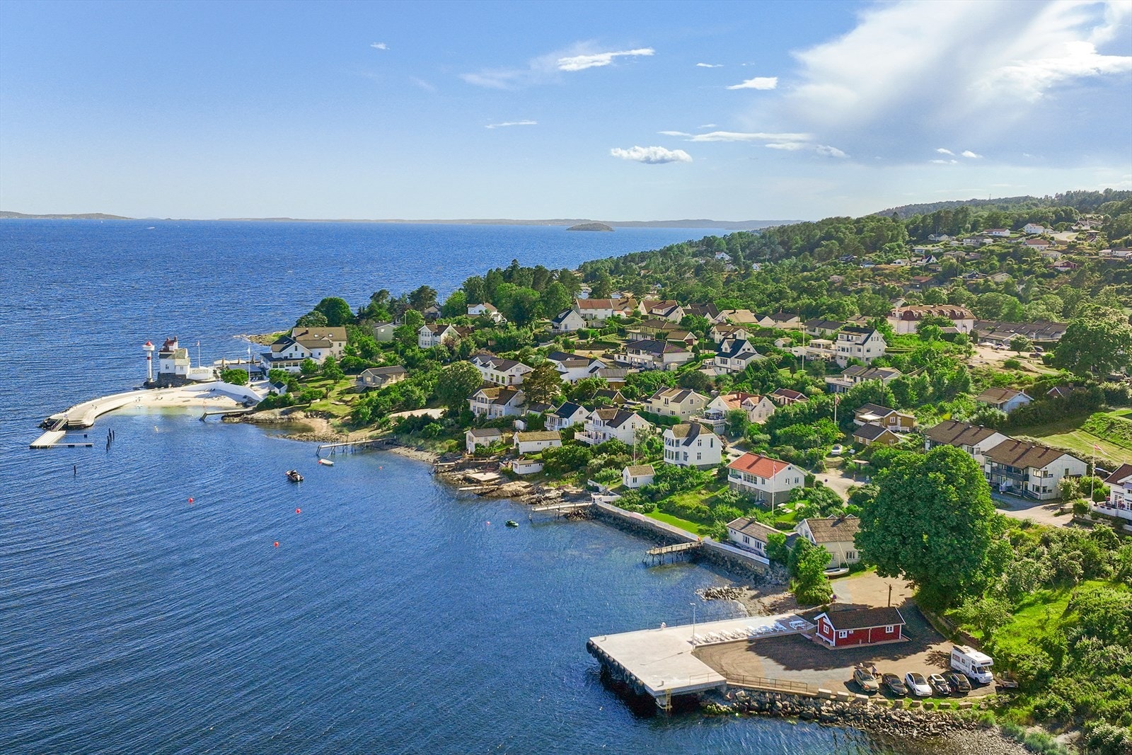 Kystlinjen ved Tofte og Filtvet med sine karakteristiske landemerker som Filtvet fyr. Galleribilde