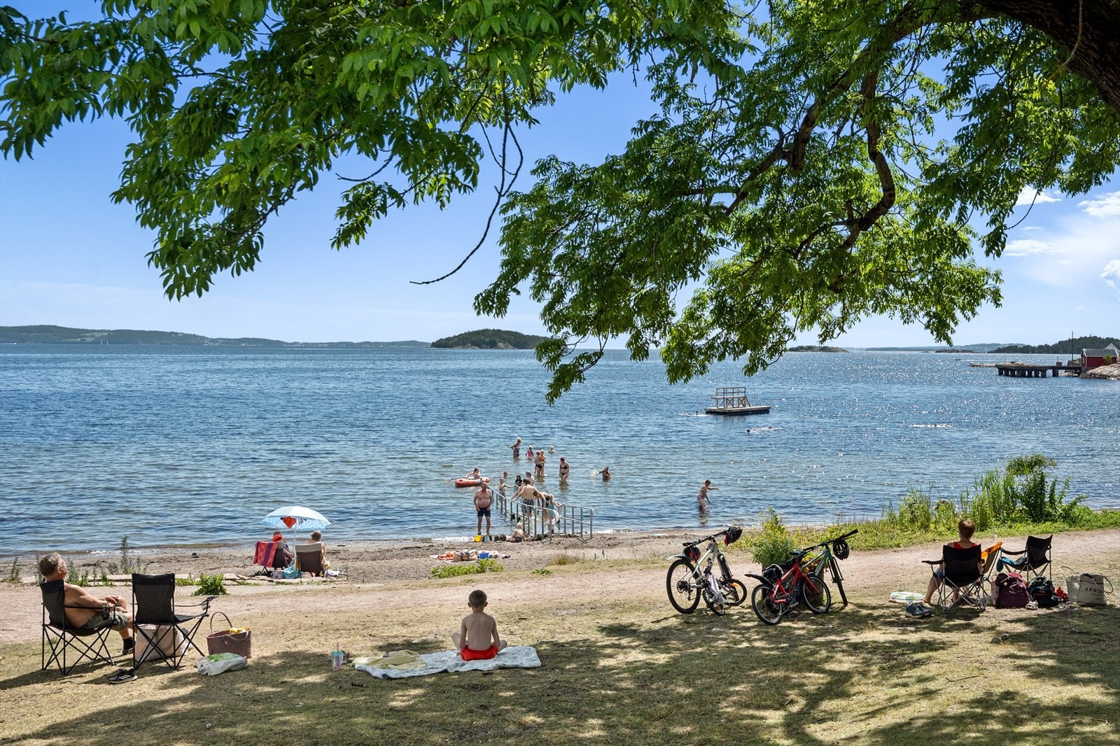 Nyt late sommerdager ved en av de mange badeplassene i Tofte. Galleribilde