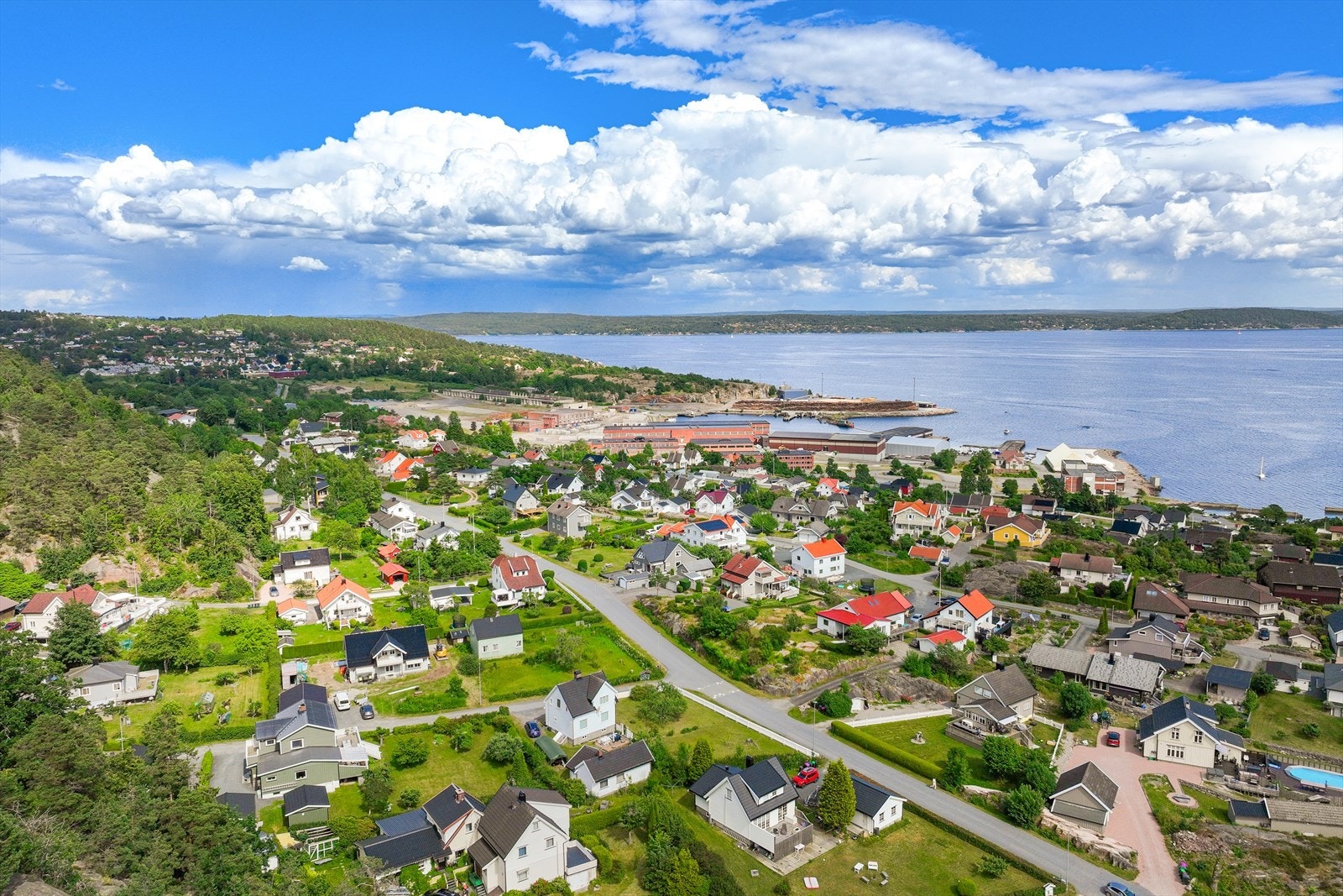 Fra boligen er det kort gangavstand til skole og Tofte sentrum m/forretninger og flotte badestrender. Galleribilde
