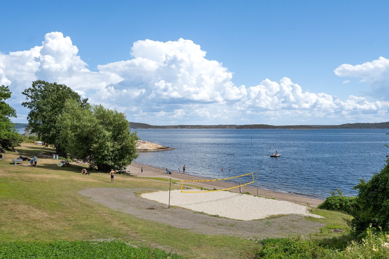Flere strender i området er tilrettelagt for aktiviteter som sandvolleyball. Galleribilde