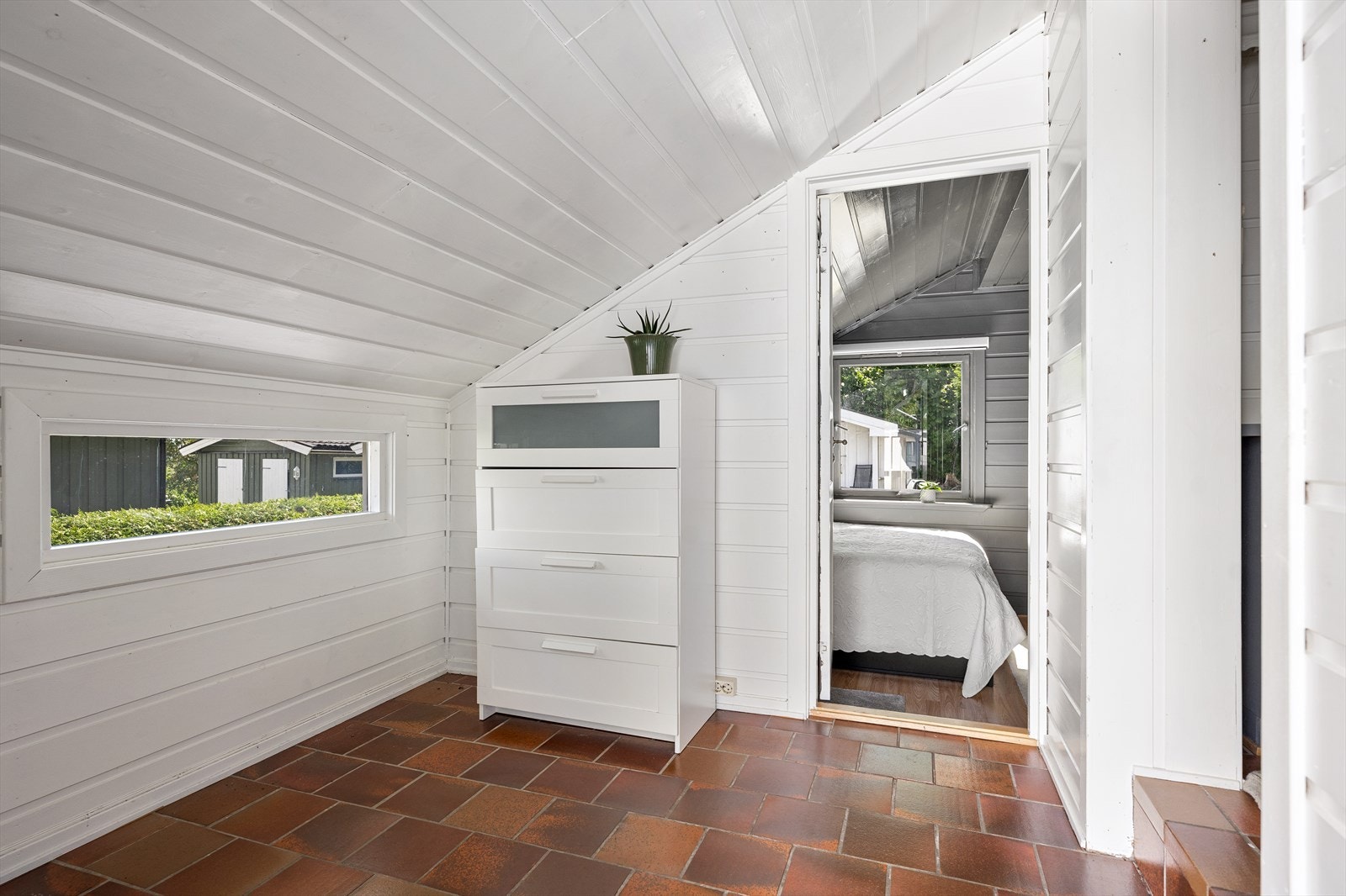 Her er det plass for å sette inn skoskap, eller ønsket garderobeløsninger. Galleribilde
