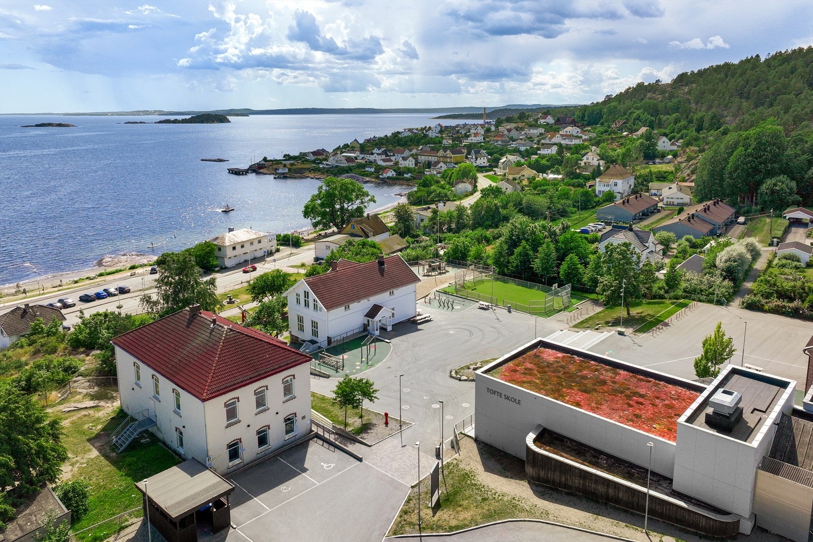 Tofte skole (1-7 kl.) og Tofte ungdomsskole (8-10 kl.) ligger i gangavstand. Galleribilde