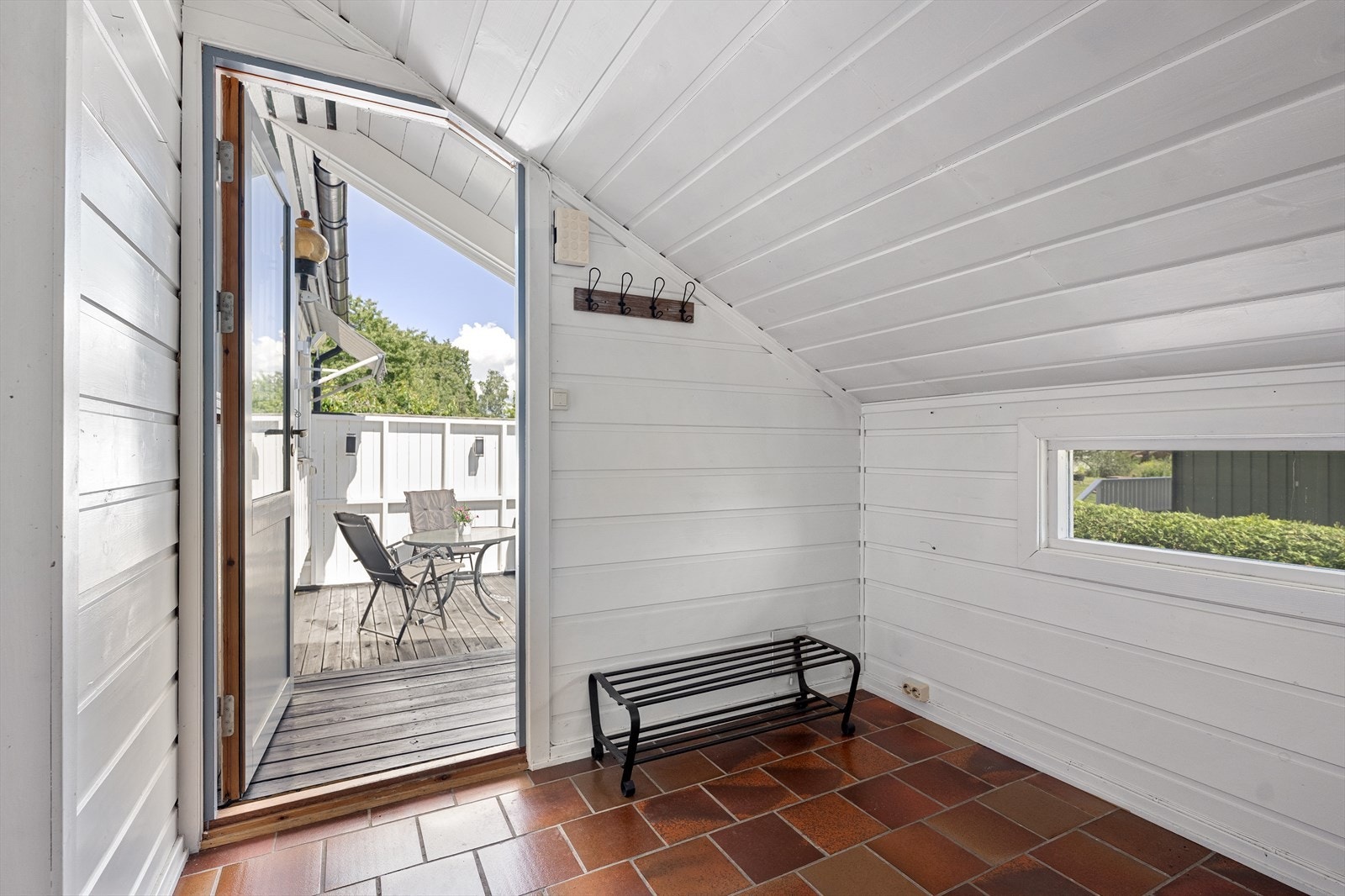 Velkommen inn! Entré med slitesterke fliser på gulvet og plass for å henge fra seg yttertøy. Galleribilde