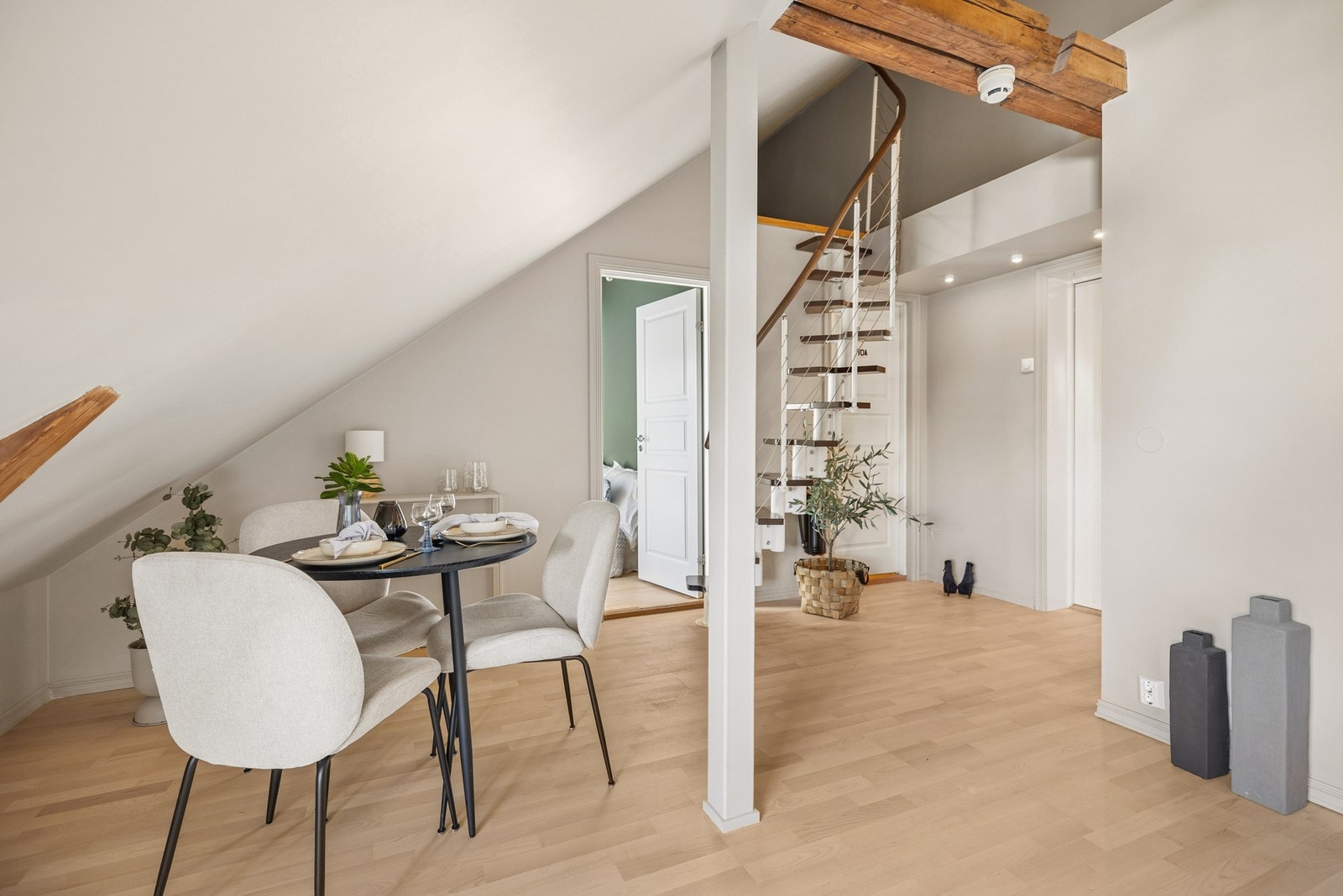 Leiligheten kombinerer klassisk sjarm med moderne komfort, og byr på en gjennomført planløsning med god takhøyde, skrå himlinger, synlige trebjelker og store vindusflater. Galleribilde