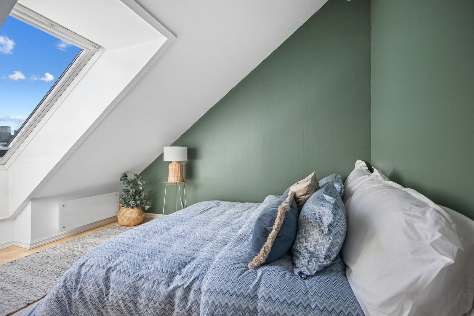 Lunt og innbydende soverom med god plass til dobbeltseng. Galleribilde