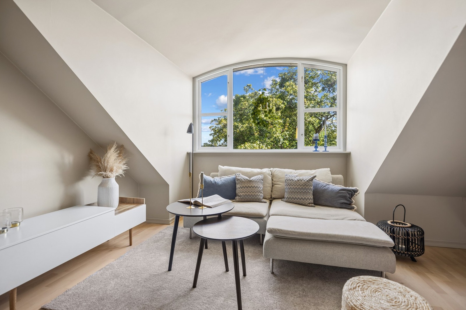 Stuen har god plass til sofagruppe med tilhørende møblement. Galleribilde