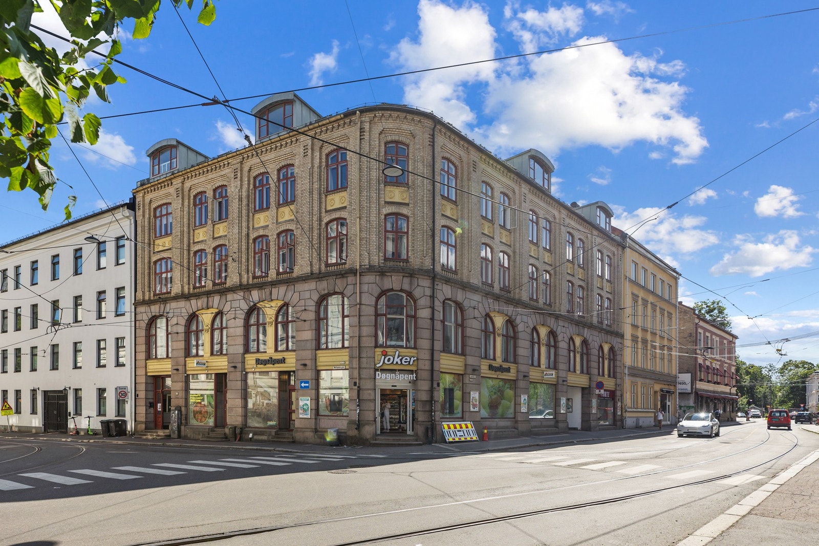 Med heis i bygget og en særdeles attraktiv beliggenhet i Parkveien bor du med kort vei til Slottsparken, Frognerparken, Aker Brygge, kaféer, restauranter, butikker og kollektivtilbud. Galleribilde
