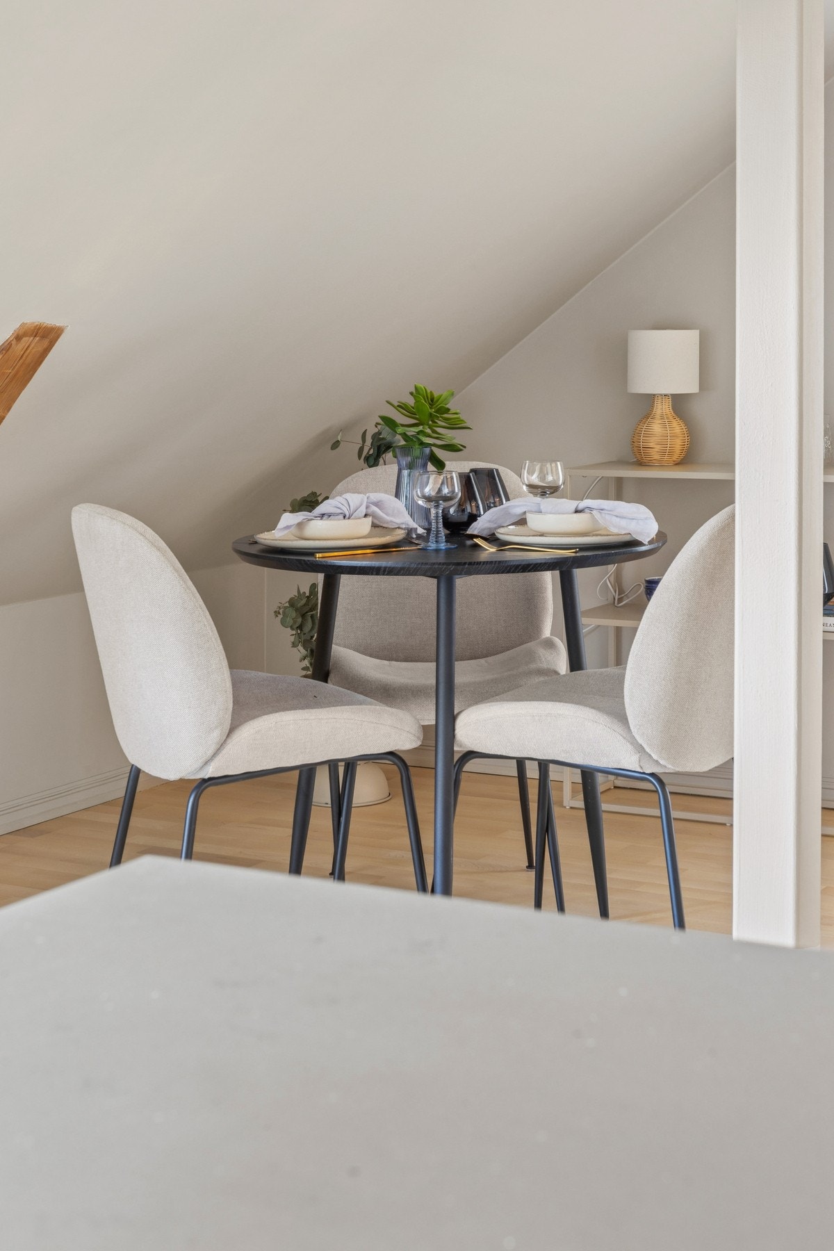 Stuen har også plass til mindre spisegruppe. Galleribilde