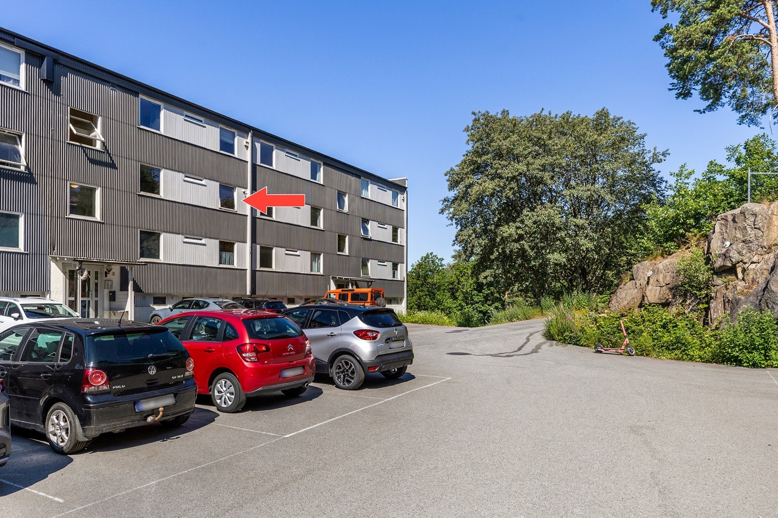 Kort vei til Myrene med flere dagligvarebutikker, treningssenter og service fasiliteter Galleribilde